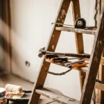 Dispositivos de Segurança: Sensores e travas obrigatórias em máquinas de obra. 